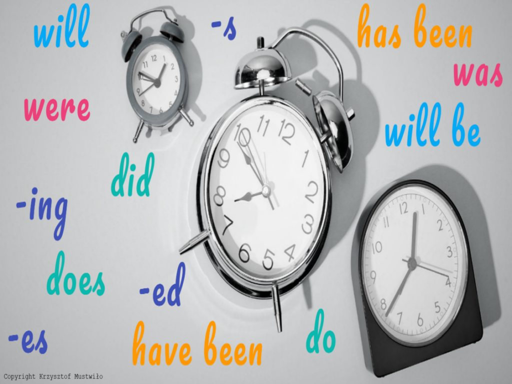 Trzy analogowe budziki otocczone angielskimi przyrostkami oraz czasownikami posiłkowymi.