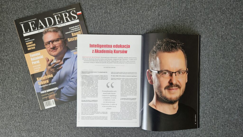 Dwie sztuki tego samego wydania polskiego magazynu LEADERS, w tym jeden z nich otwarty jest na stronie z artykułem o autorze serii kursów ANGIELSKI BEZ TAJEMNIC.