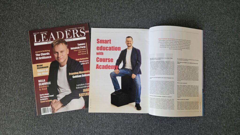 Dwie sztuki tego samego wydania angielskiego magazynu LEADERS, w tym jeden z nich otwarty jest na stronie z artykułem o autorze serii kursów ANGIELSKI BEZ TAJEMNIC.