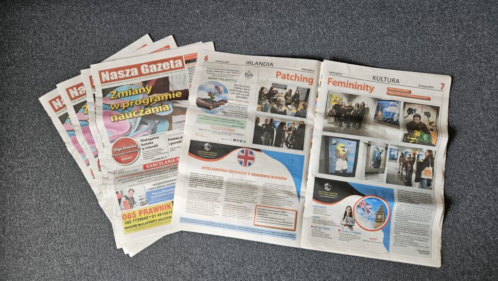 Pięć sztuk tego samego wydania tygodnika Nasza Gazeta w Irlandii, w tym jeden z nich otwarty jest na stronie z artykułem o autorze serii kursów ANGIELSKI BEZ TAJEMNIC.